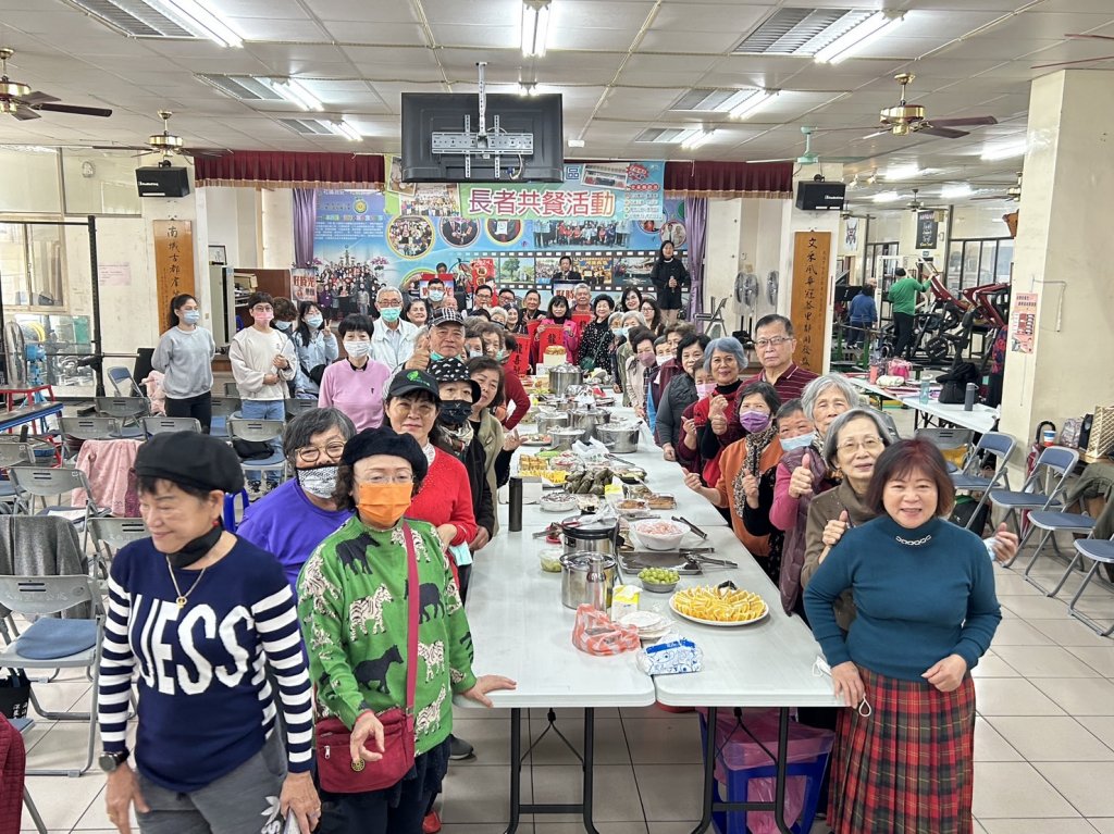台南市南區文南里社區關懷據點長者與志工歲末餐聚