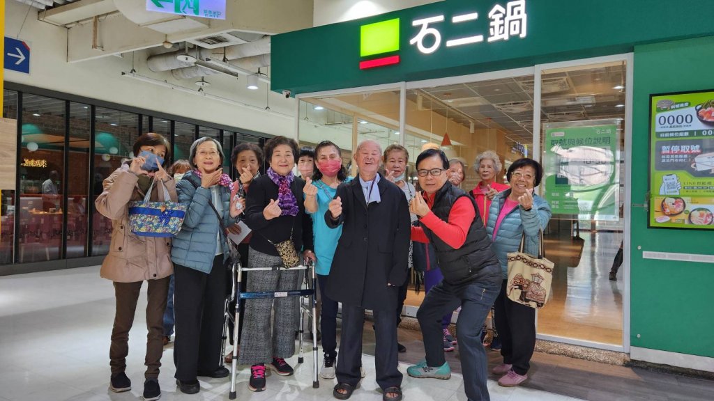 過年前夕，文南里社區關懷據點團隊石二鍋聚餐