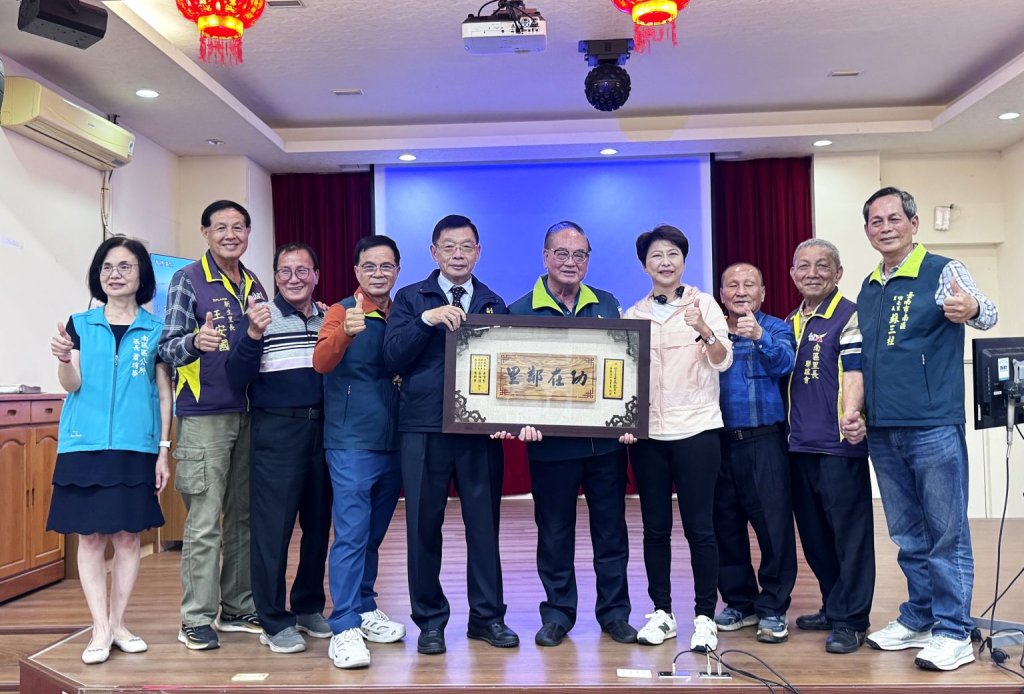 13位資深里長獲頒30萬獎金