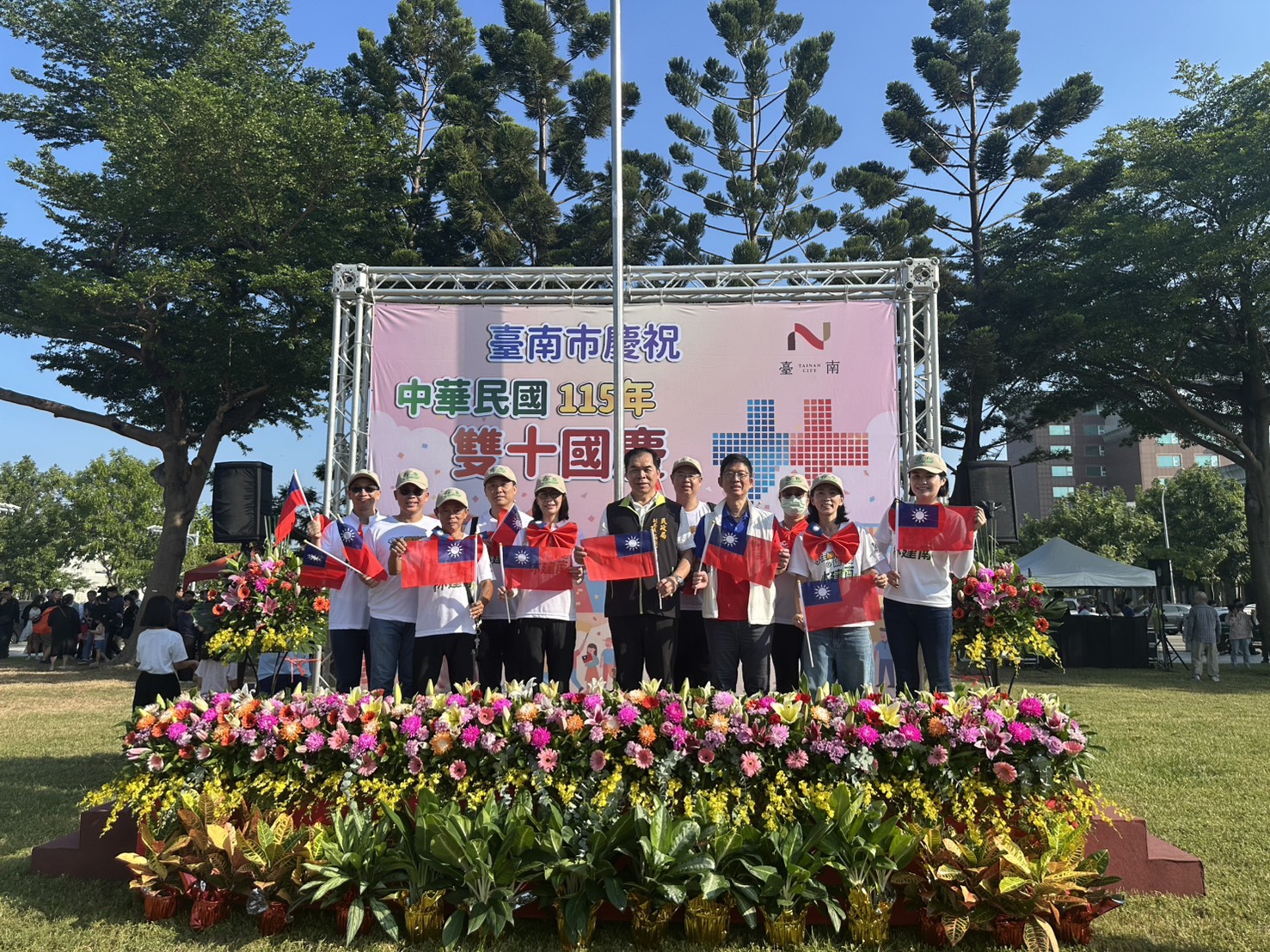 林建南率志工歡慶雙十  陳亭妃同框祝福國泰民安