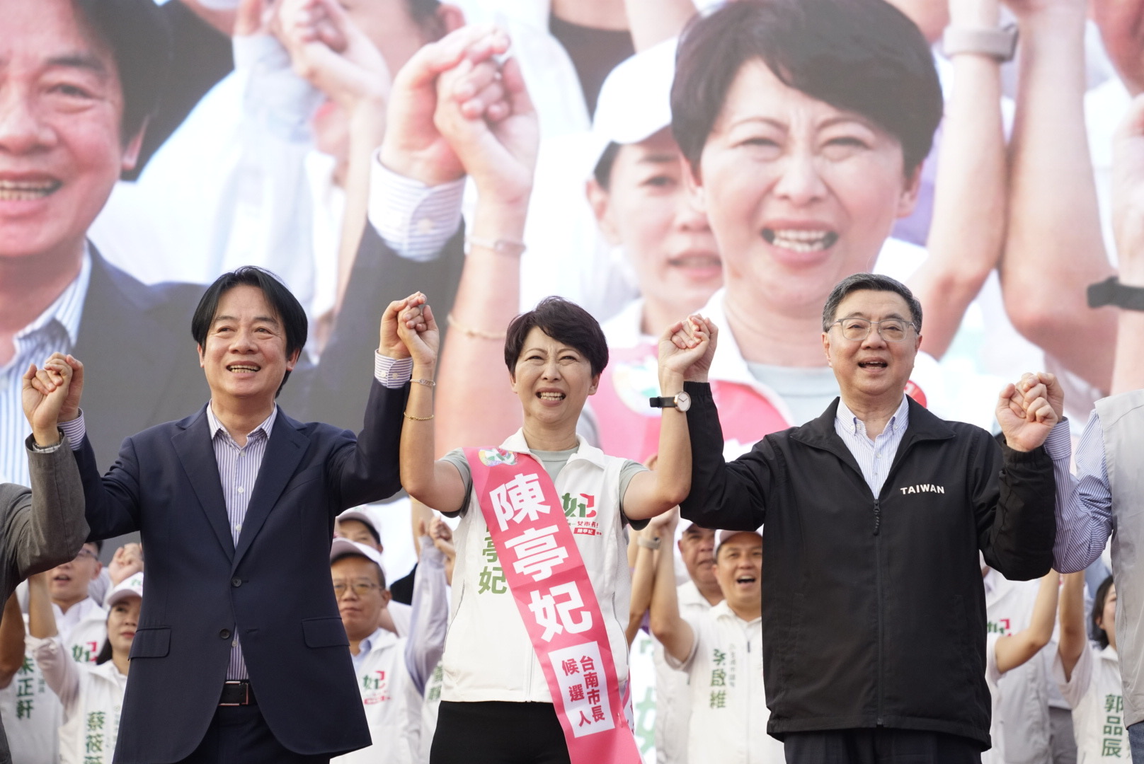 陳亭妃競選總部成立湧2萬人 賴清德授予戰旗喊「全台第一投票率」