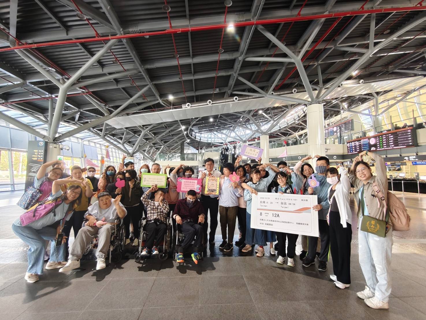 高鐵台南站暖心相挺  助身障青年圓夢台北行
