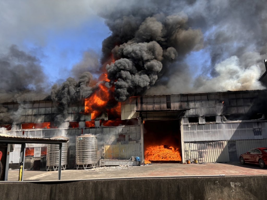 台南新營回收工廠火警 廠房全面燃燒火勢猛烈 大量濃煙竄天際