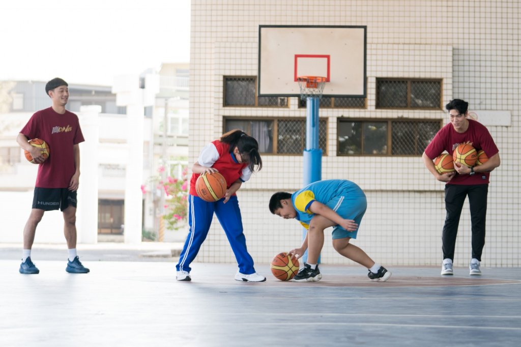 台鋼獵鷹深耕臺南  球員化身一日體育老師傳授籃球基本功