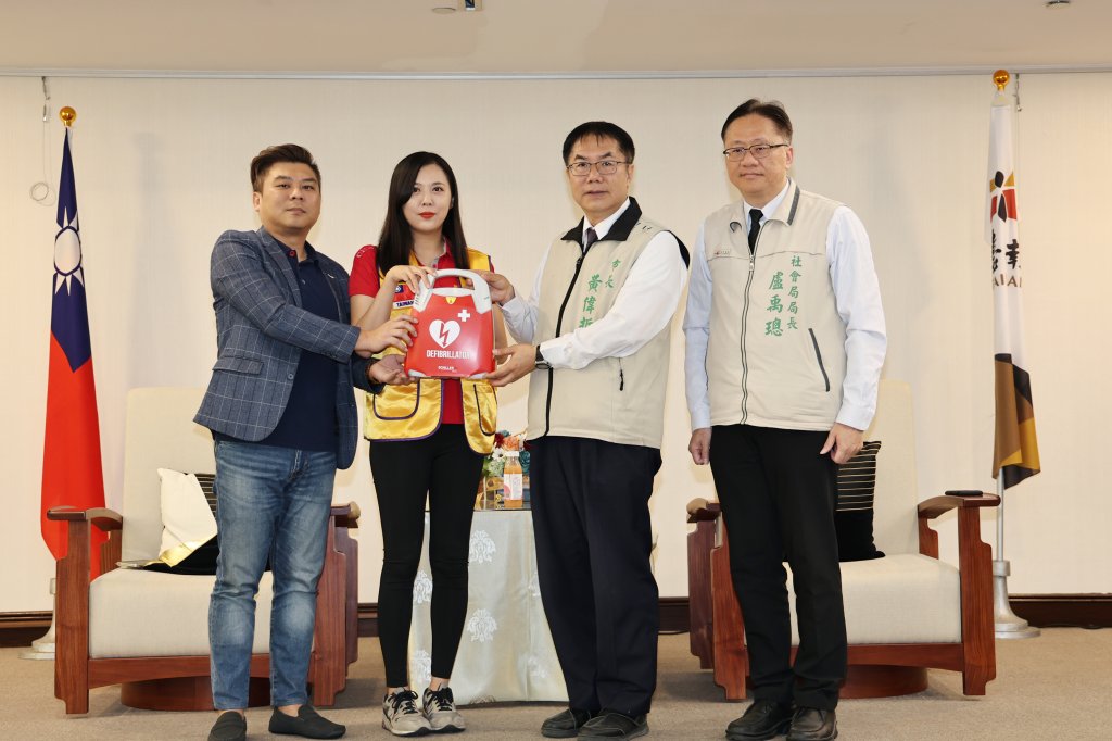 台南公益團體捐贈AED 黃偉哲:大家一起協力守護托嬰中心幼兒生命安全