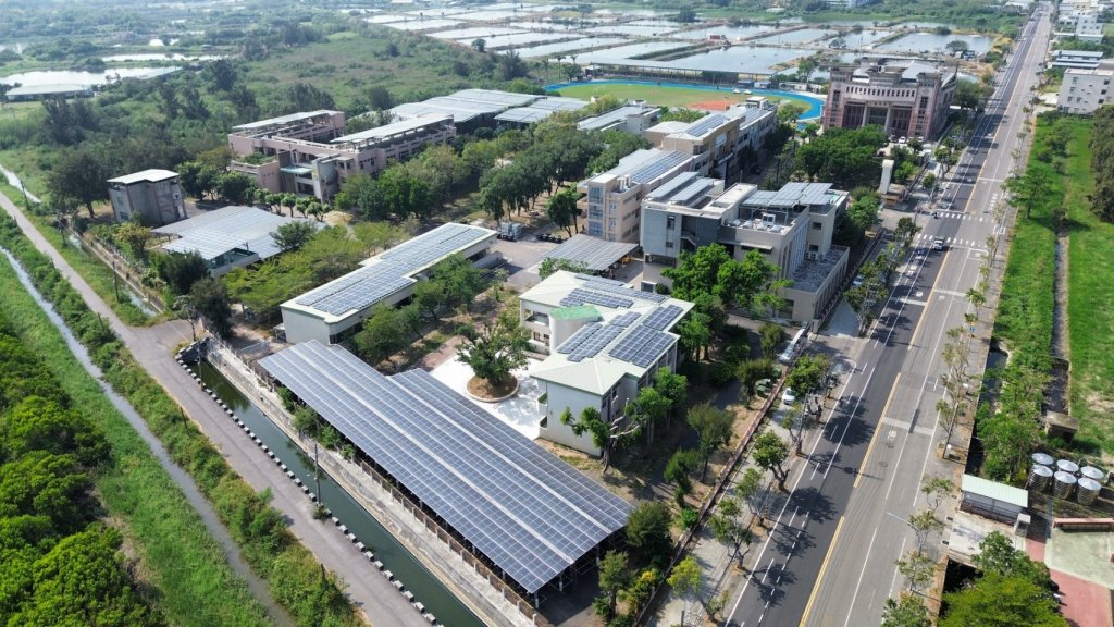 臺南市打造太陽光電綠能校園 完成光電球場設置數量全國第一