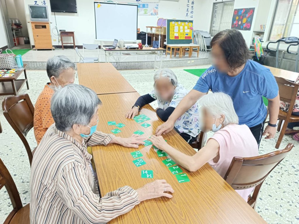 臺南樂活基金會推動益智桌遊課程 助長者延緩失能