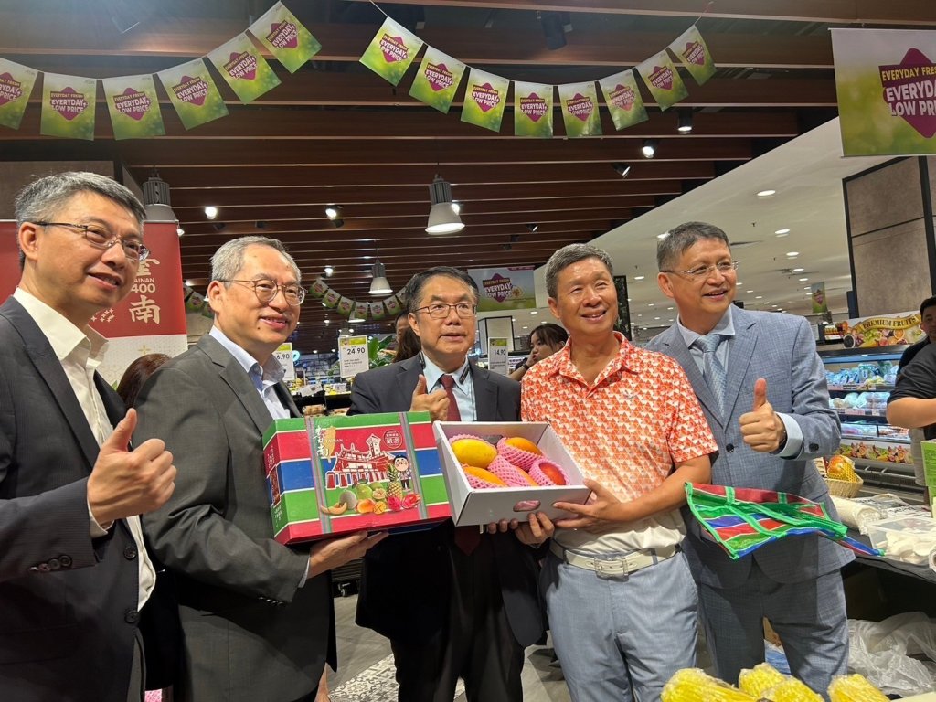 黃偉哲快閃行銷芒果第二站 台南芒果首次在大馬超市亮相