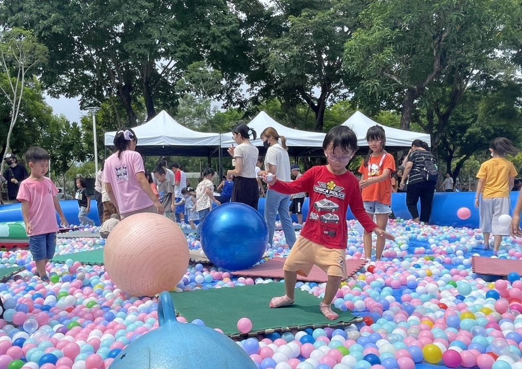 潮好玩市集7月主題「夢幻球池趴」親子共享超大球池尋寶趣