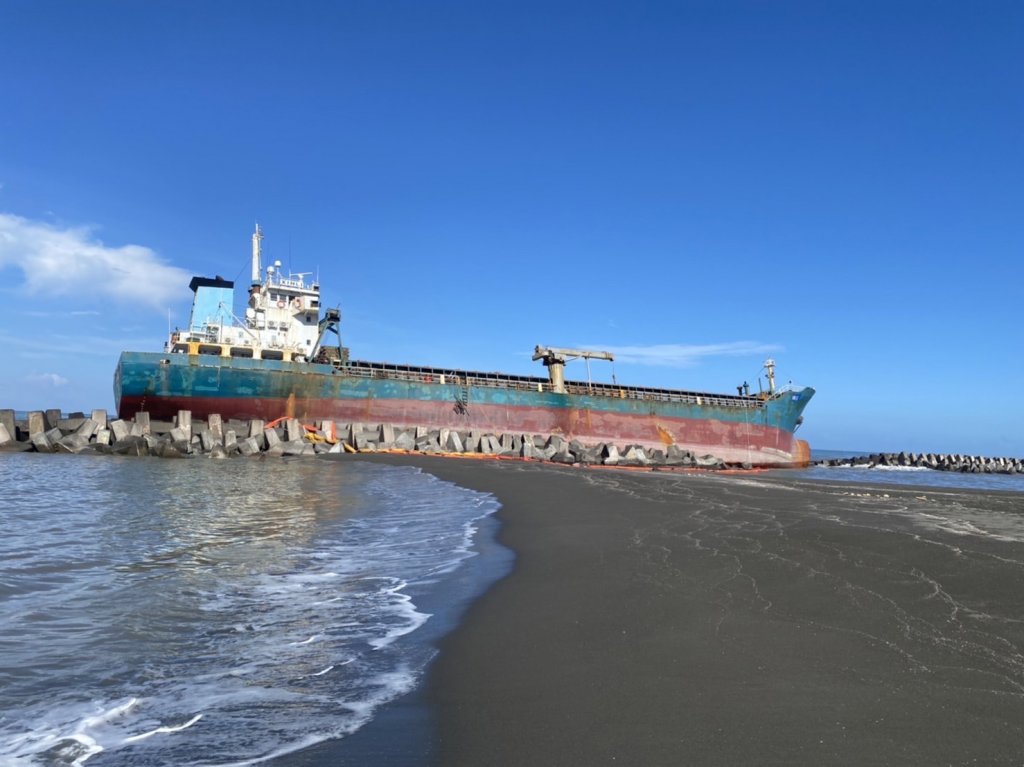 颱風來襲貨輪擱淺引發關注 南市議員李啟維呼籲颱風前貨輪進港避浪