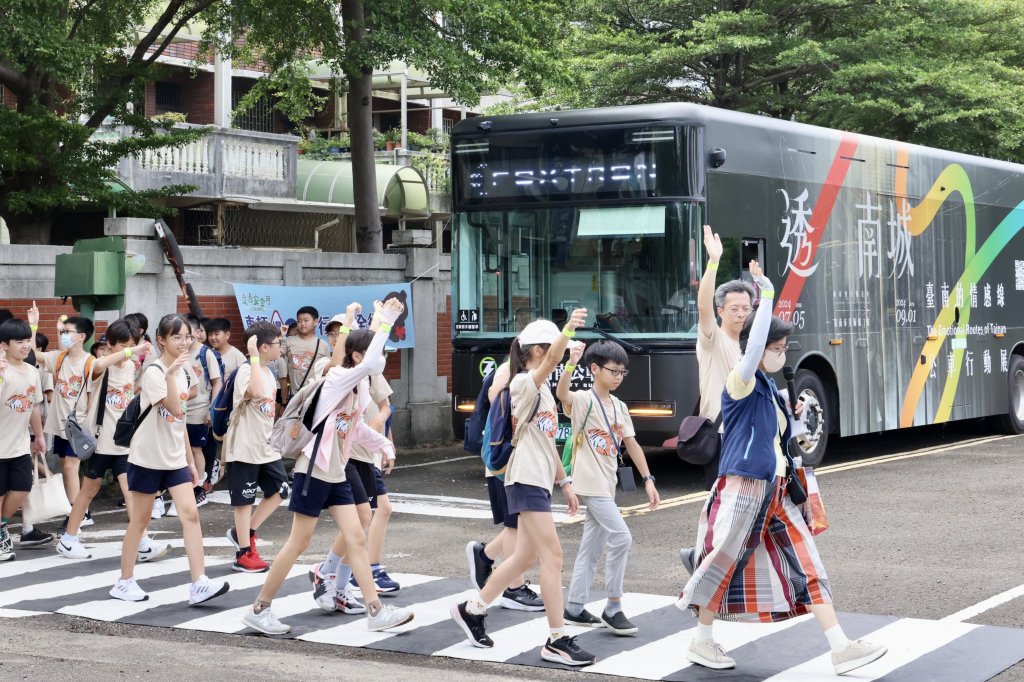 南市府聯合嘉義區監理所舉辦「九大運輸業事故防治及路口停讓宣示活動」 提升行人交通安全