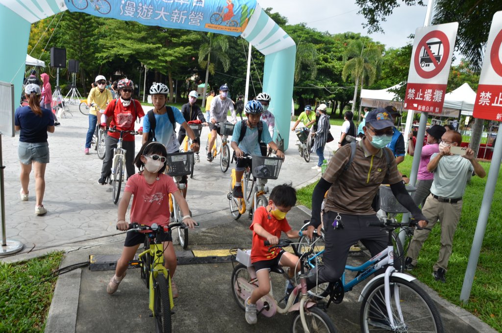 南市交通局推動無車日活動 民眾熱騎YouBike漫遊新營