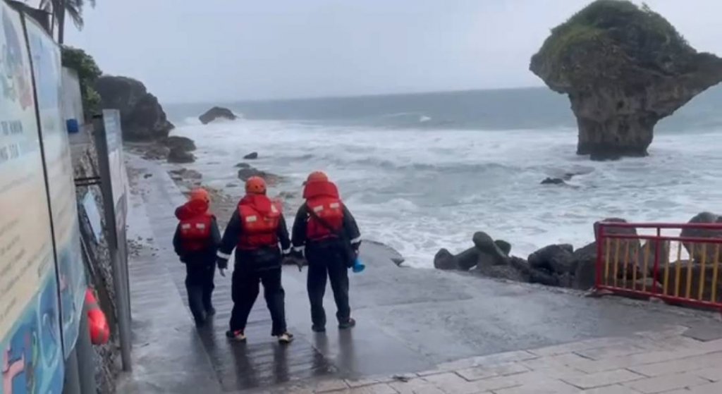 影/山陀兒強颱登陸襲台，港口及海岸觀浪熱點實施管制 海巡啟動警戒區域勸離