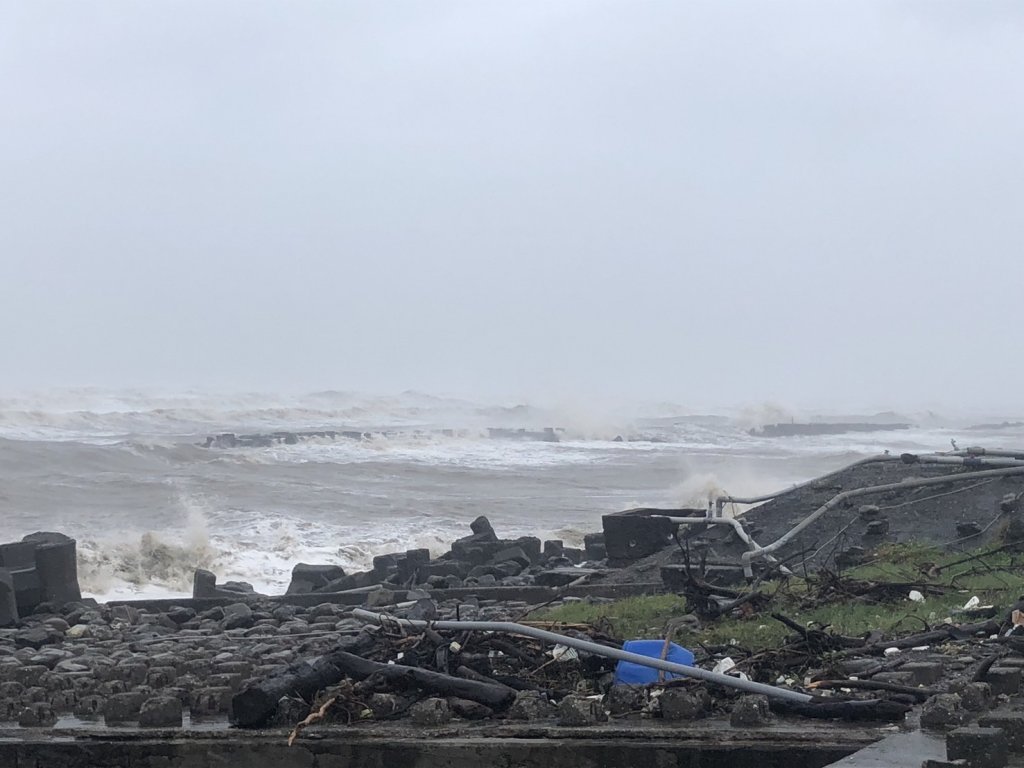 影/險象環生！山陀兒颱風造成枋寮大庄海堤破堤全力搶修防海水倒灌