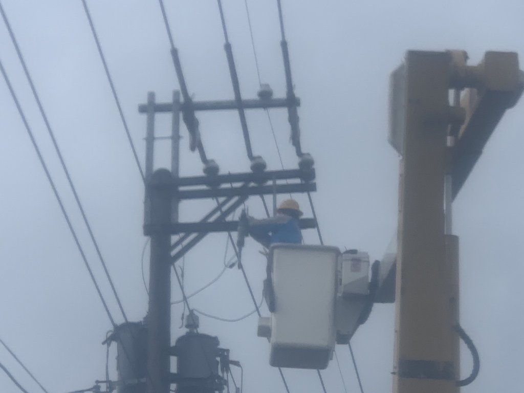 山陀兒颱風陸續造成停電災情台電人員不畏風雨積極搶修 期能及早復電