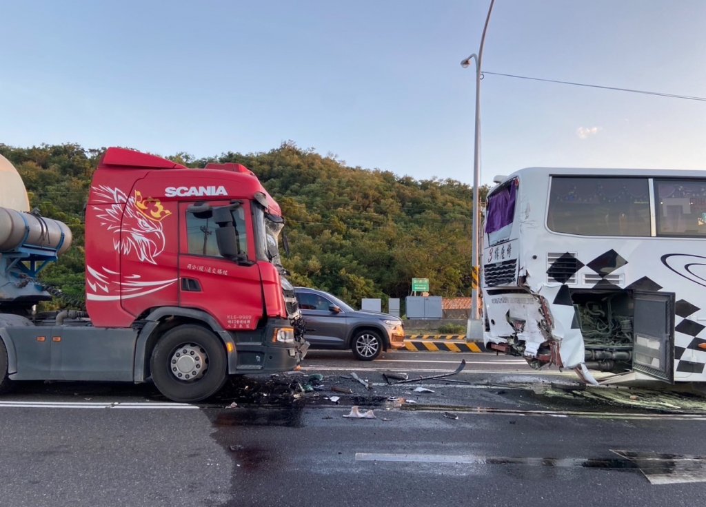 影/屏東枋山追撞意外 聯結車疑煞車不及連環撞13人送醫