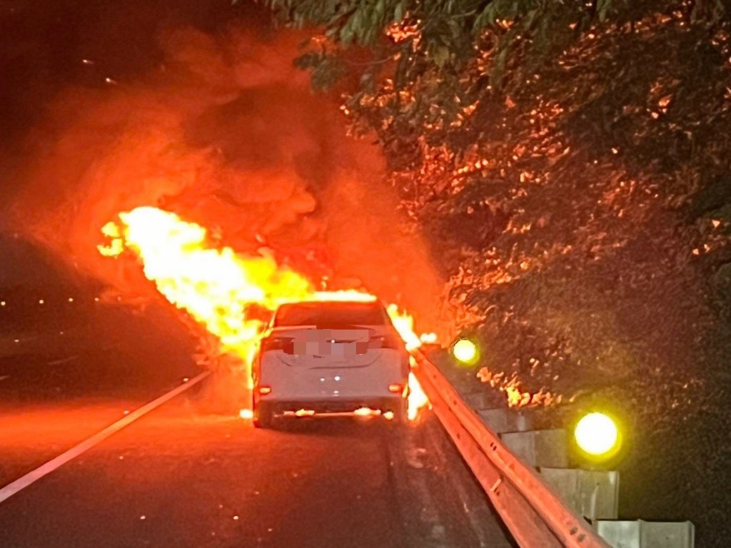 影/國道1號自小客車追撞聯結車起火燃燒 1死3傷