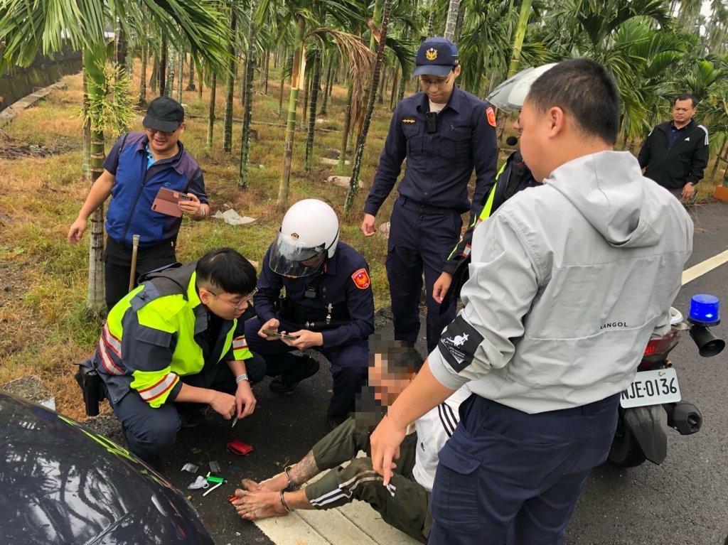 影/屏東通緝犯毒駕拒檢！衝撞警車  警追入檳榔園緝獲