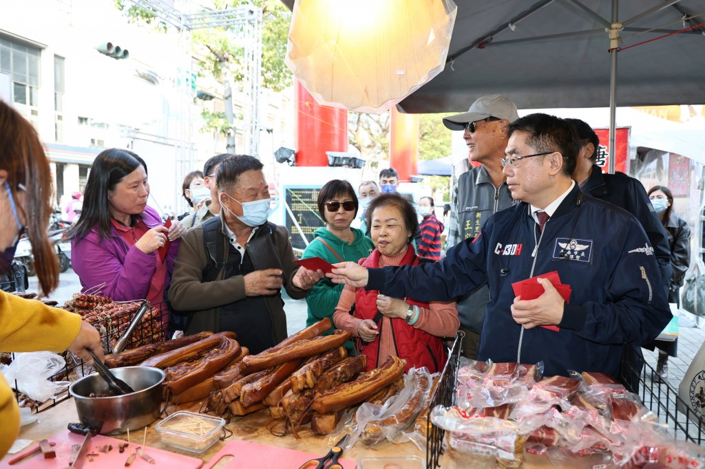 黃偉哲驚喜現身南區眷村年貨大街發紅包   邀踴躍採買眷村美食