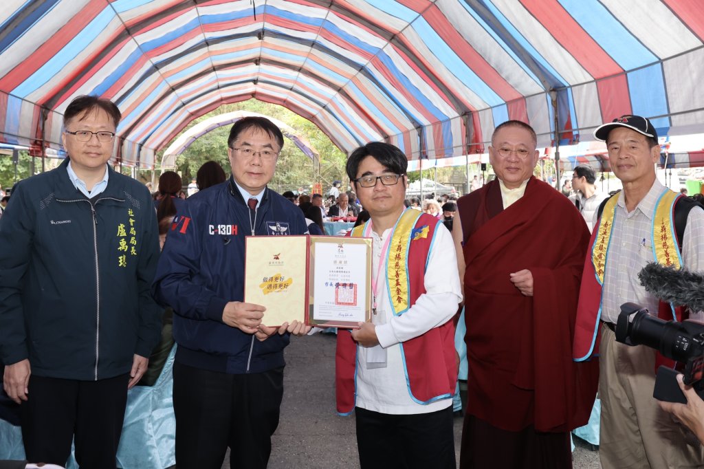 公益慈善團體農曆年前邀弱勢圍爐送暖  祝賀福蛇迎春過好年