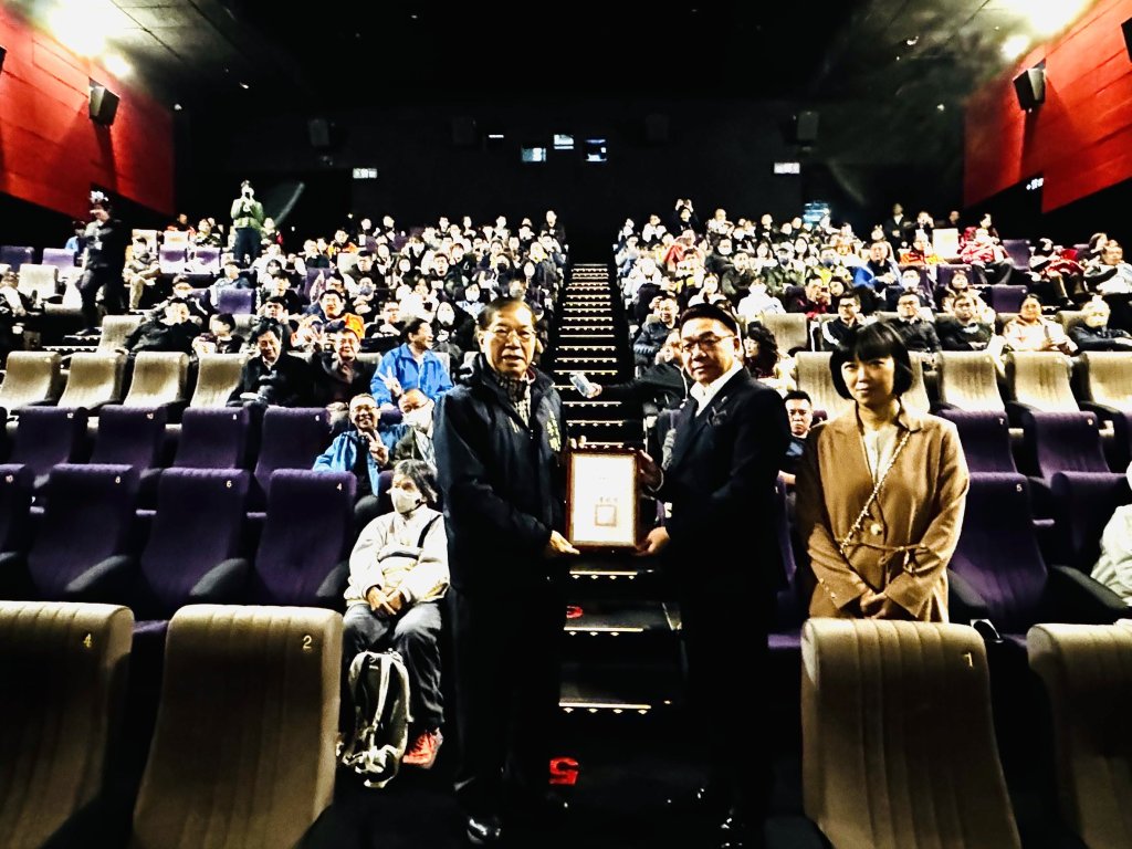 南市消防局長李明峯為體恤警義消同仁辛勞  與同仁一同觀賞「烈火救援」