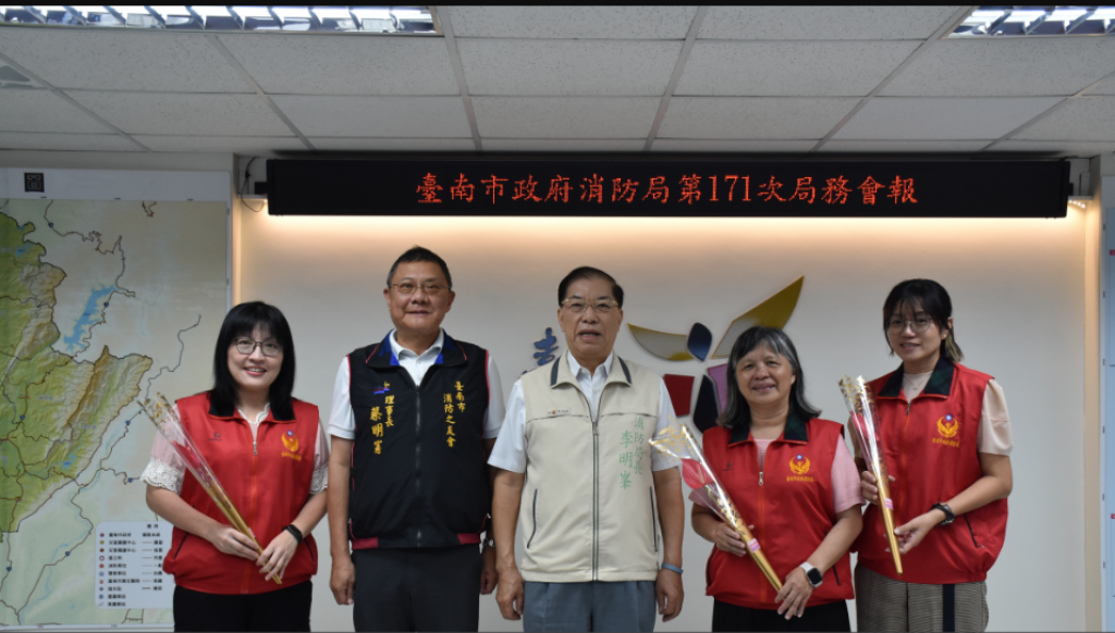 臺南市消防之友會歡慶母親節致贈花束及頒發員工子女教育獎學金