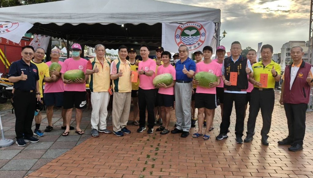 台南市義消總隊暨消防之友會慰勞國際龍舟賽協勤消防及義消人員 表彰其辛勞付出