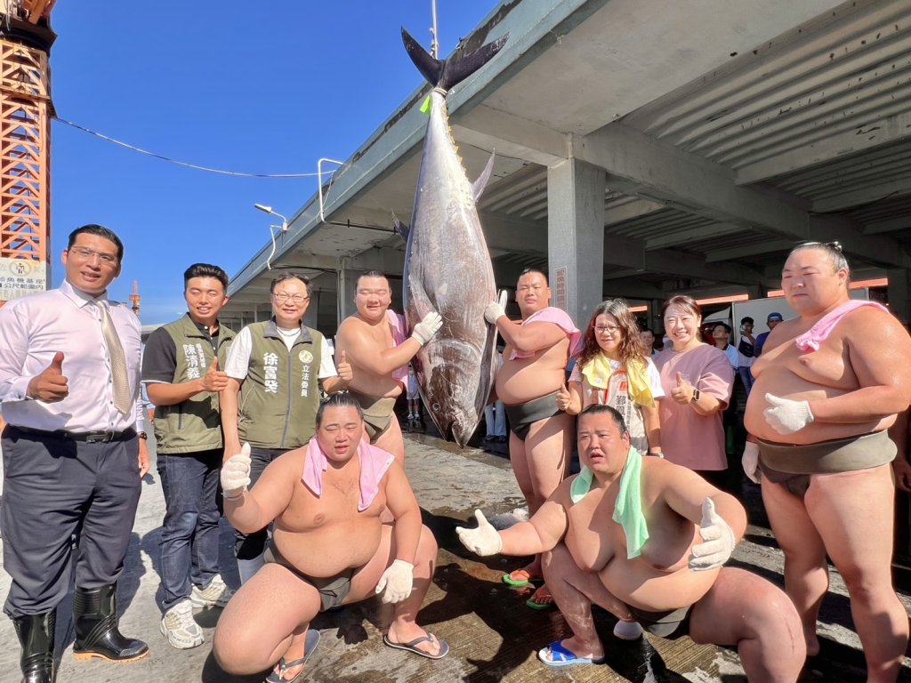 重量級交流！日本力士屏東扛黑鮪魚　猜重量賽勝出奪冠徽章