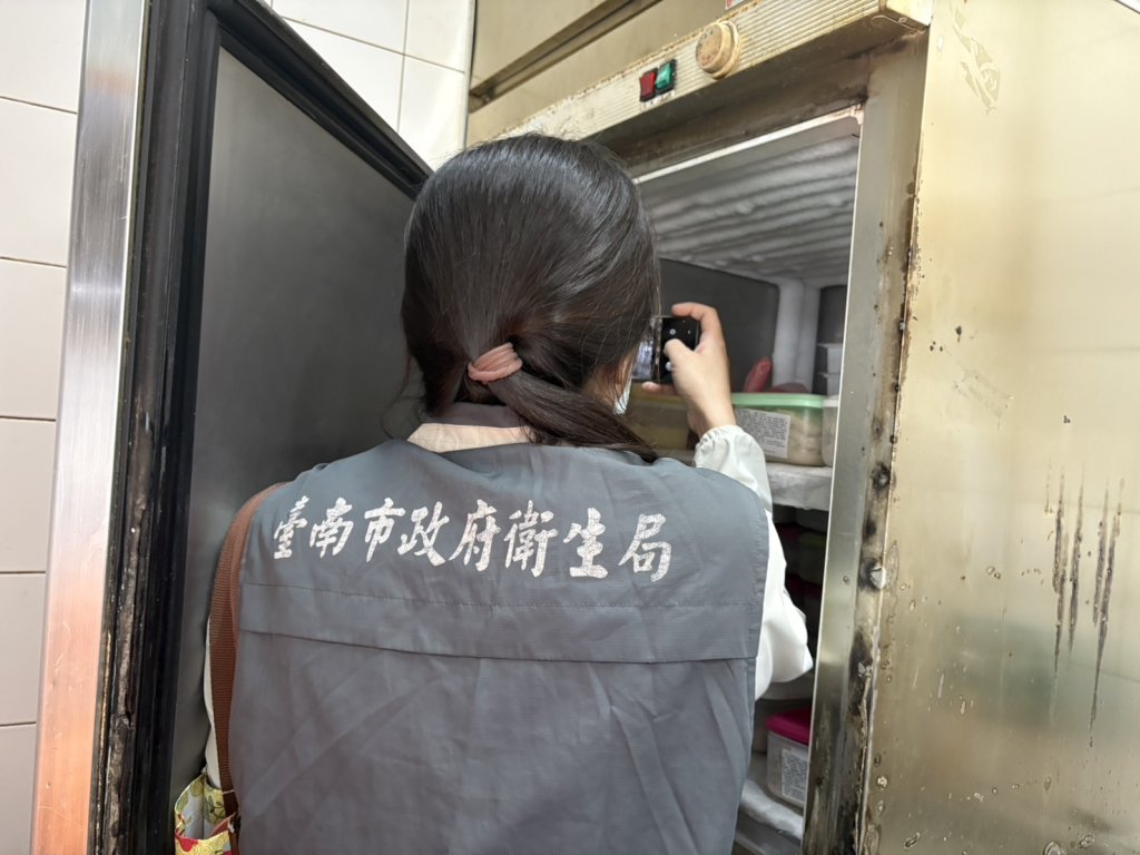 「周氏蝦捲」員工違規處理食材 台南衛生局：店員個人行為 暫不開罰