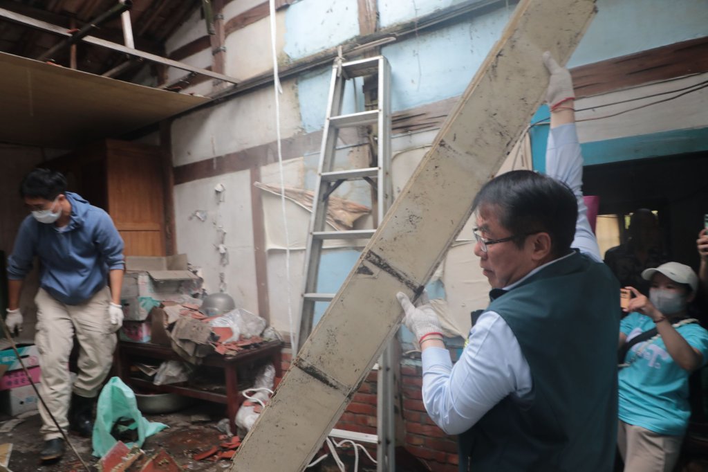 黃偉哲挽袖與志工齊心協助後壁區家園重建