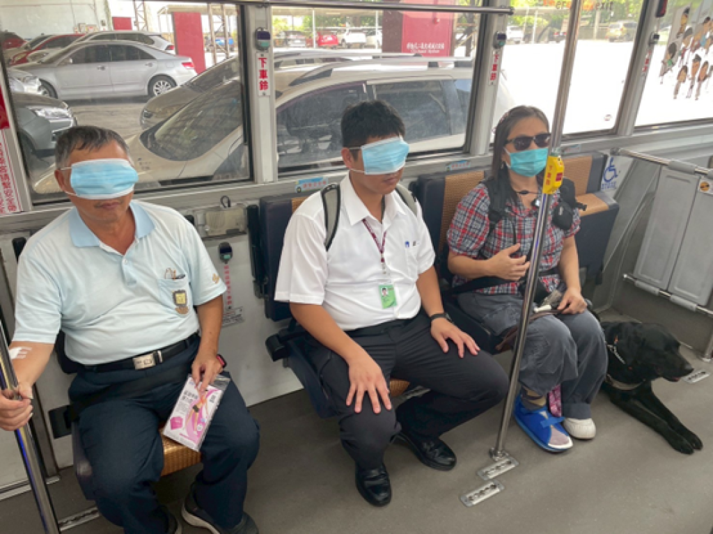 南市交通局首辦「視障乘客上車SOP教學」課程 精進駕駛服務 照顧視障乘客需求