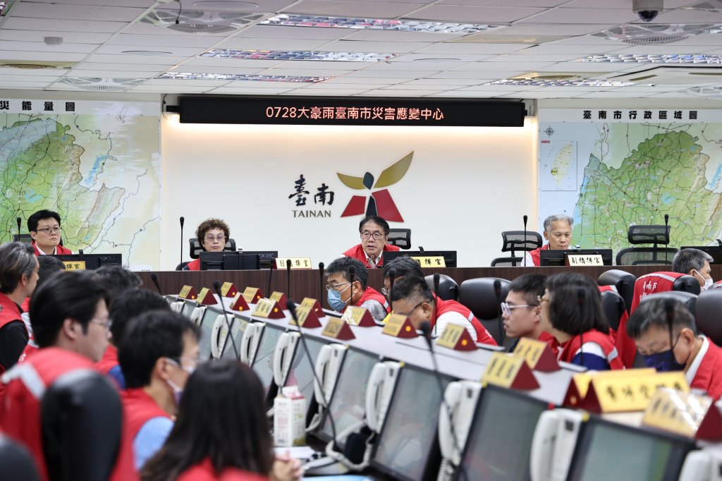  黃偉哲0728深夜主持防災會議： 全力防災不亞於颱風應變  嚴防降低台南市豪雨災害