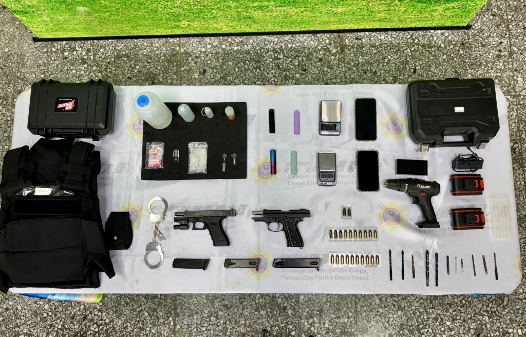  影/南市刑大拂曉出擊 溯源緝獲擁槍毒犯