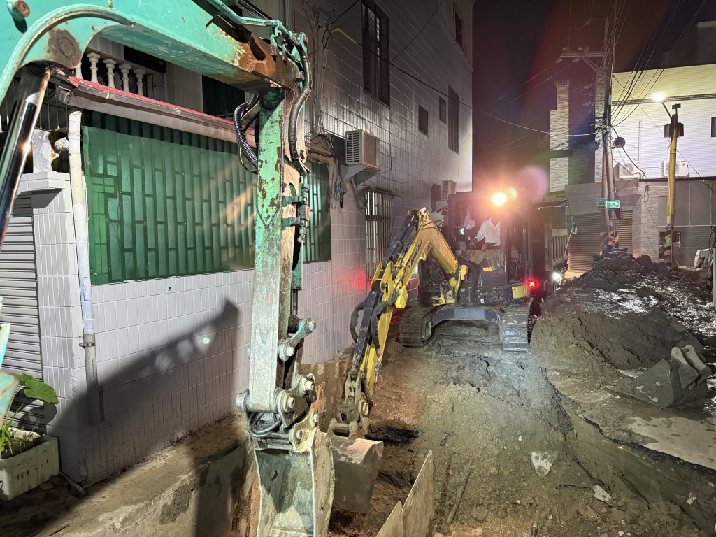 仁德區三甲八街路面下陷 水利局迅速成立指揮所進行搶修