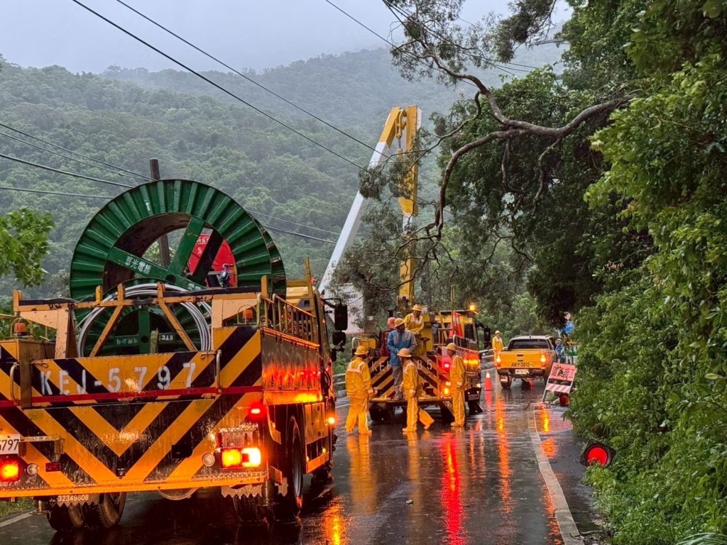 高樹、枋寮、萬丹受創嚴重 台電動員188人風雨中修復電力