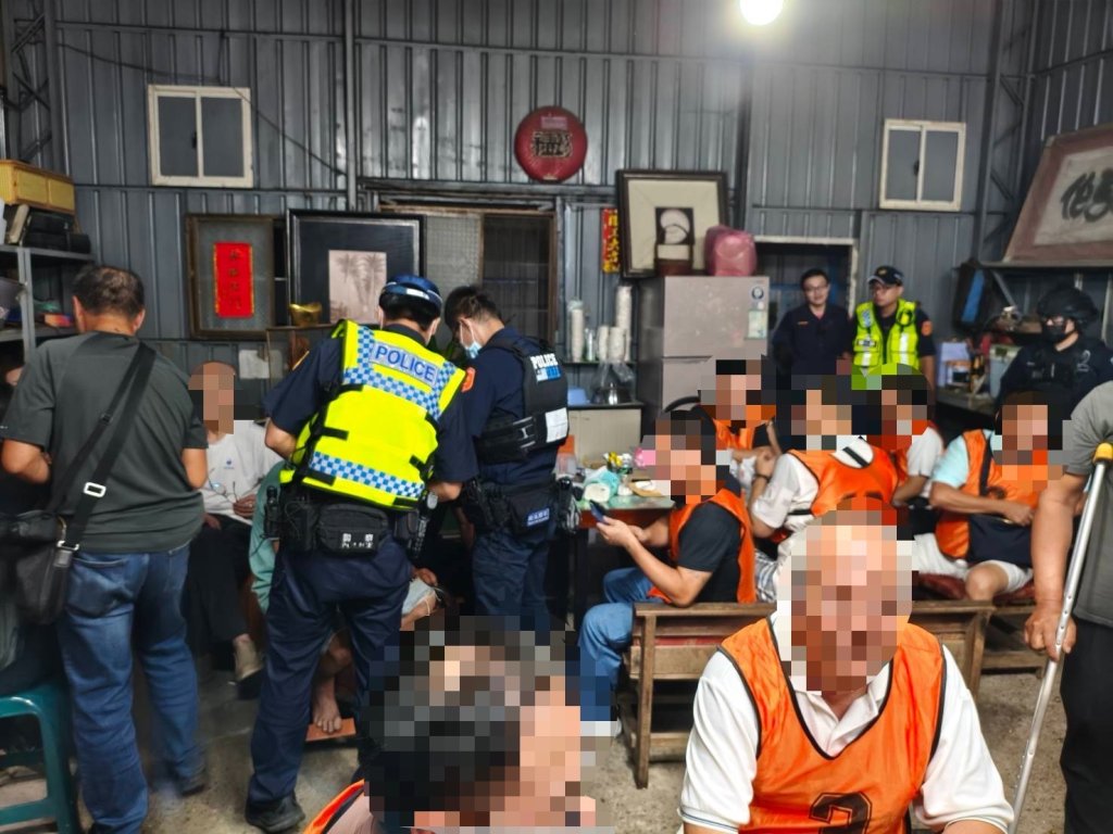 影/南警三分局破獲職業賭場  警方突擊查獲22人