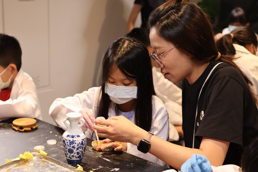 屏東典藏中心「職人學堂」大小朋友化身文物修復師