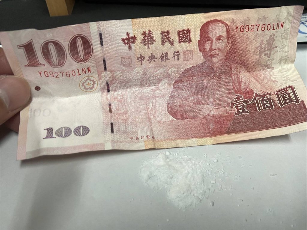 南市二警巡邏眼尖識破查獲鈔票藏毒  杜絕毒品危害