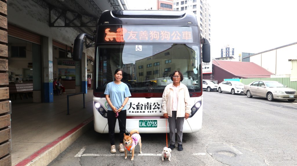臺南試辦「假日友善狗狗公車」毛小孩也能快樂搭車出遊趣