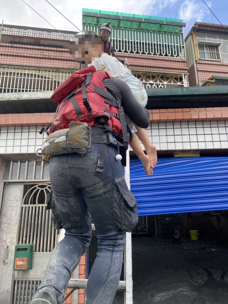 影/屏東特搜隊馳援花蓮　徒步涉水破門鋸鐵成功救出61人