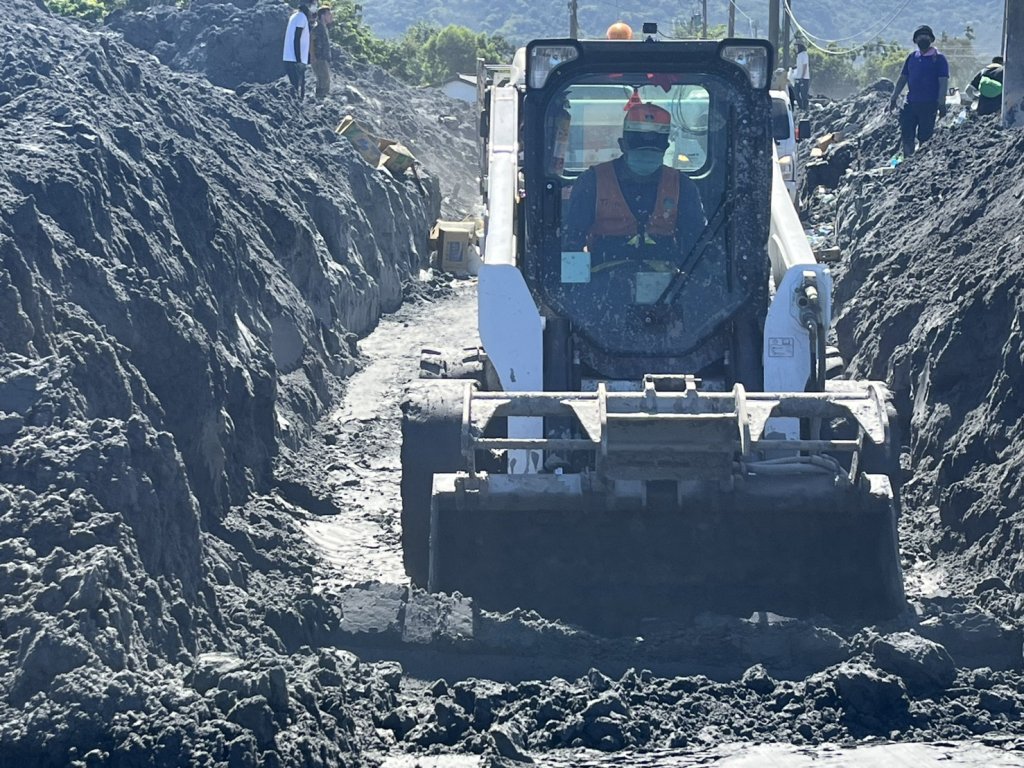 南市環保局出動清溝車、山貓馳援花蓮 全力投入災後復原