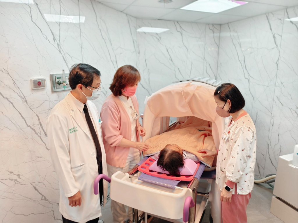柳營奇美醫院導入全國首台醫療級沐浴機 讓臥床患者天天都能安心洗澡