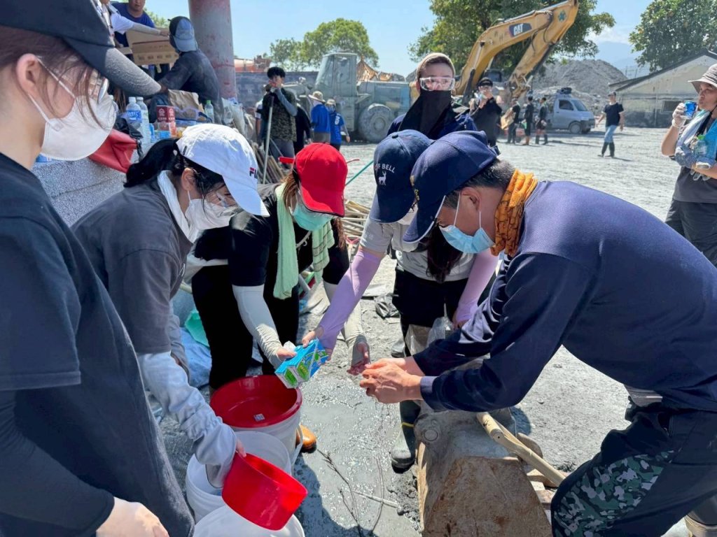 志工服務志工，台南六位青年組「行動補給隊」進入災區