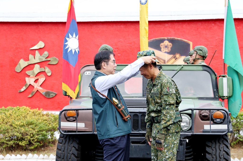 台南永康砲校搬遷關廟 黃偉哲贈野戰帽祝一路順風