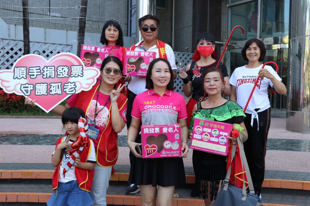 華山基金會111拐杖節快閃　台南歡樂藝術團舞動愛老之心