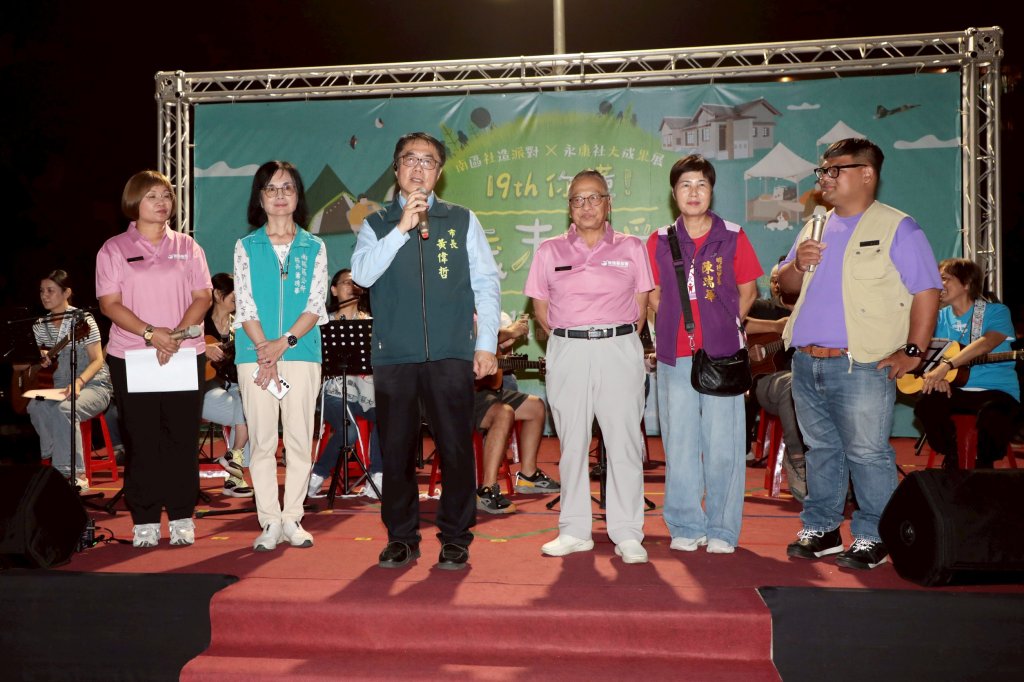 滾草皮音樂市集吸睛　黃偉哲攜毛孩同樂