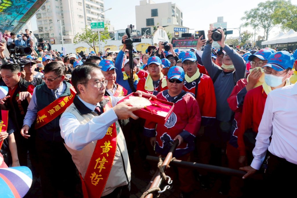 萬人湧河樂迎北港媽！黃偉哲親接駕祈福保庇全台南