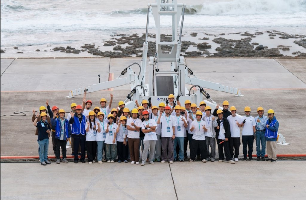 破雲射高七千公尺！淡大科研火箭於旭海成功升空 學生激動見證研發里程碑