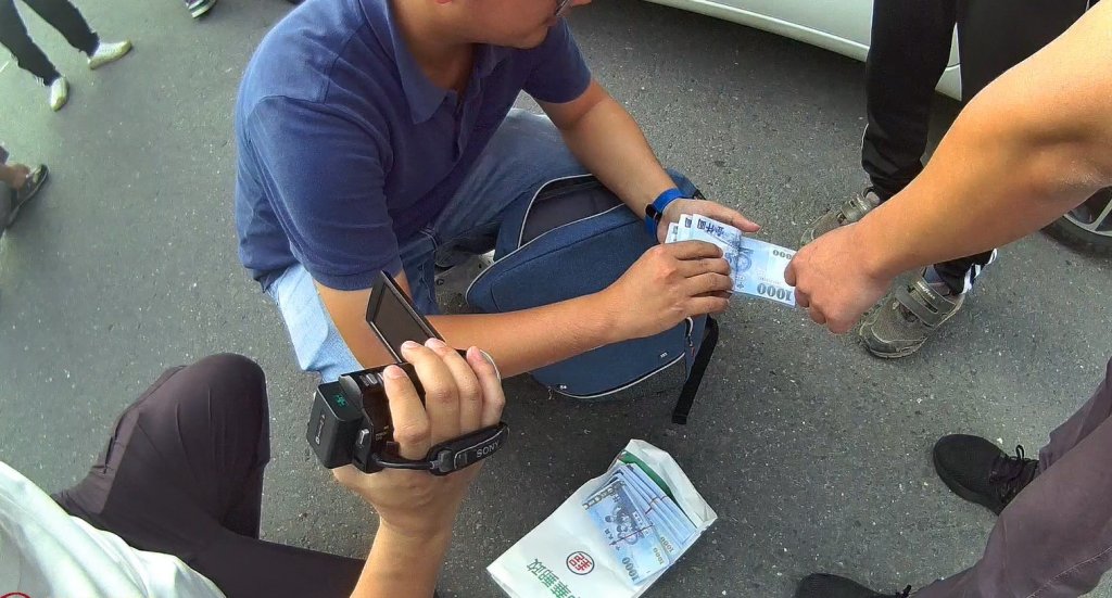 影/跳樓也逃不掉！詐團嫌犯跳樓狂奔仍遭里港警逮捕