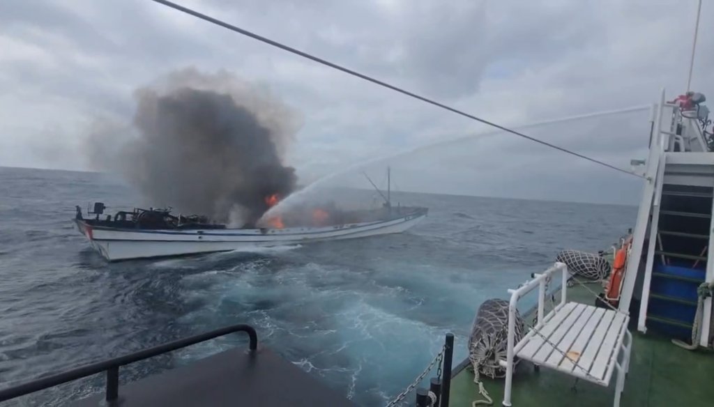 漁船疑油管漏油安平外海失火 海巡前往救援4人獲救
